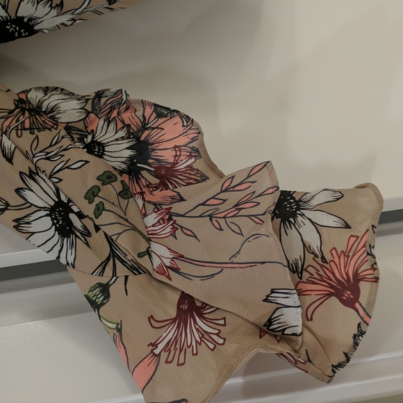 Floral blouse ruffle sleeves never worn - Picture 3 of 5